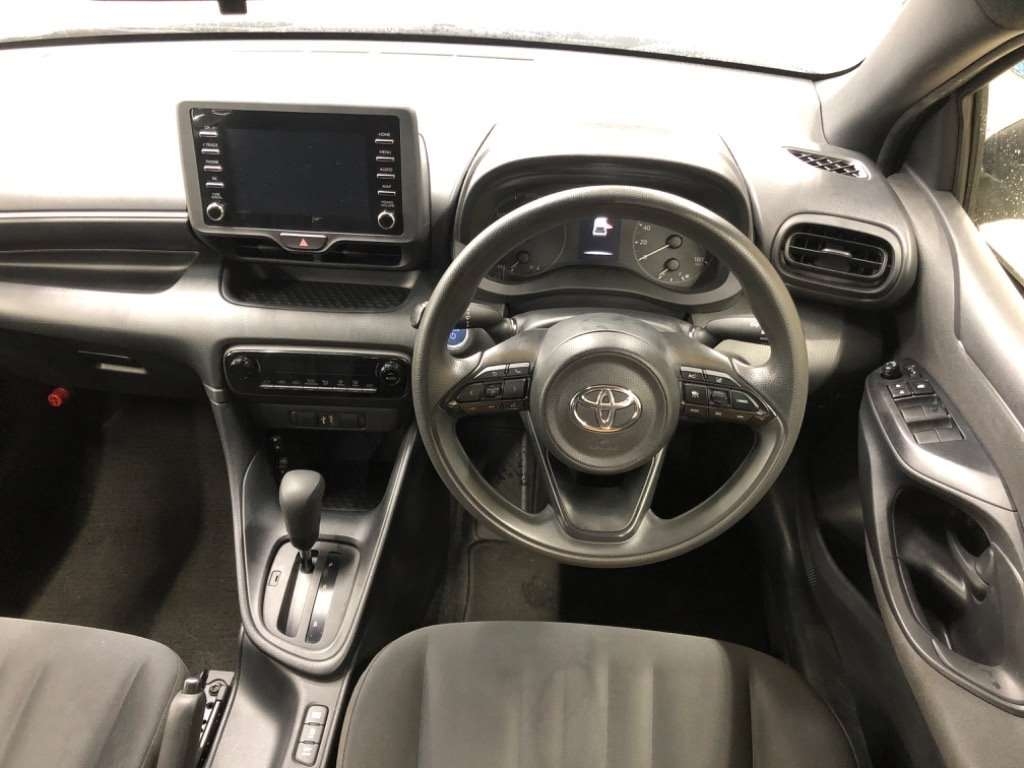 TOYOTA YARIS HYBRID X Thumbnail 6