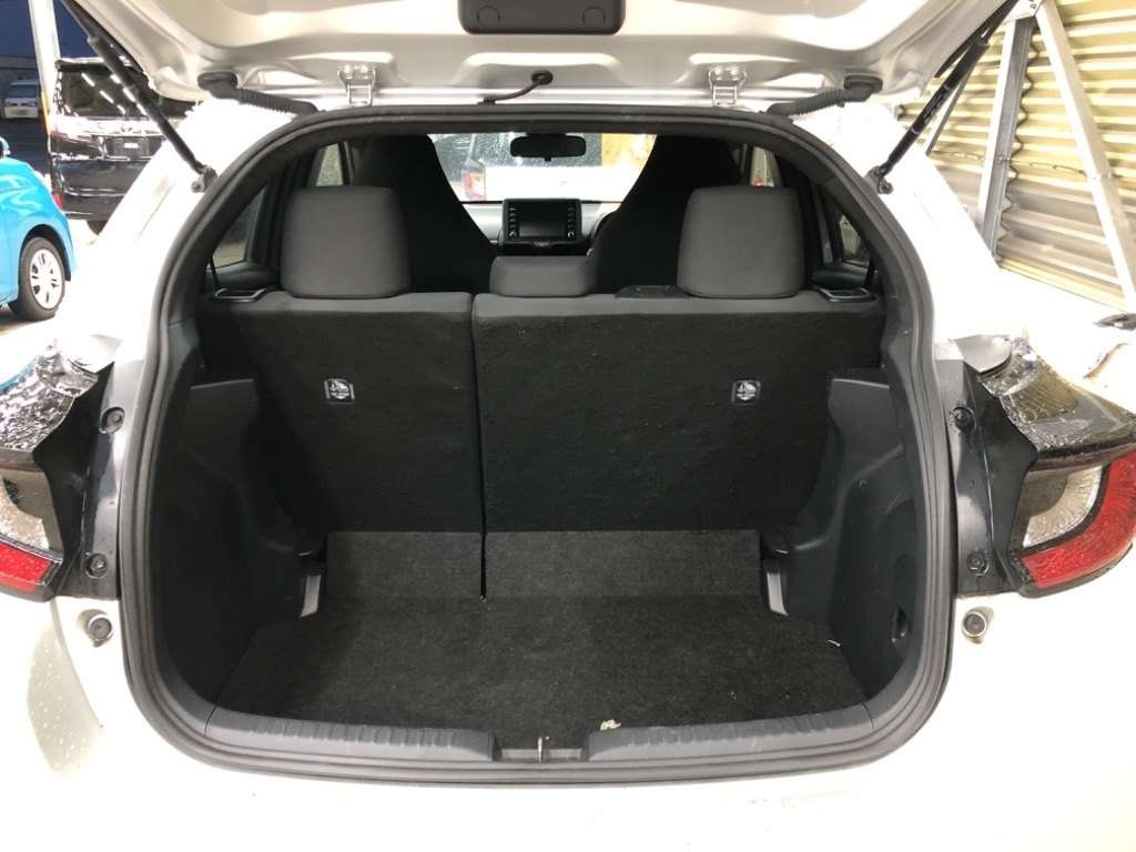 TOYOTA YARIS HYBRID X Thumbnail 8