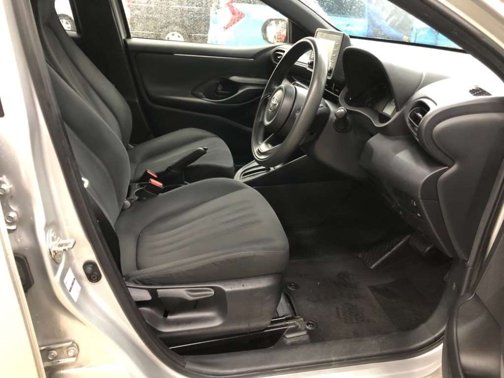 TOYOTA YARIS HYBRID X Thumbnail 3