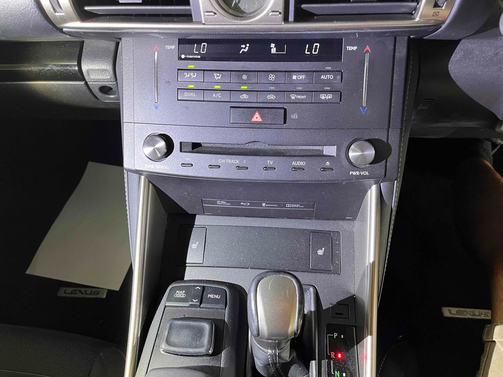 LEXUS IS IS300H Thumbnail 15