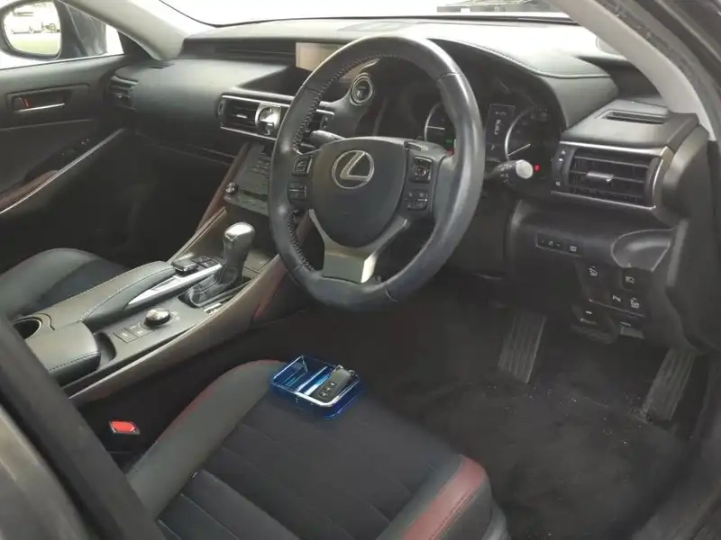 LEXUS IS 4D IS300H Thumbnail 5