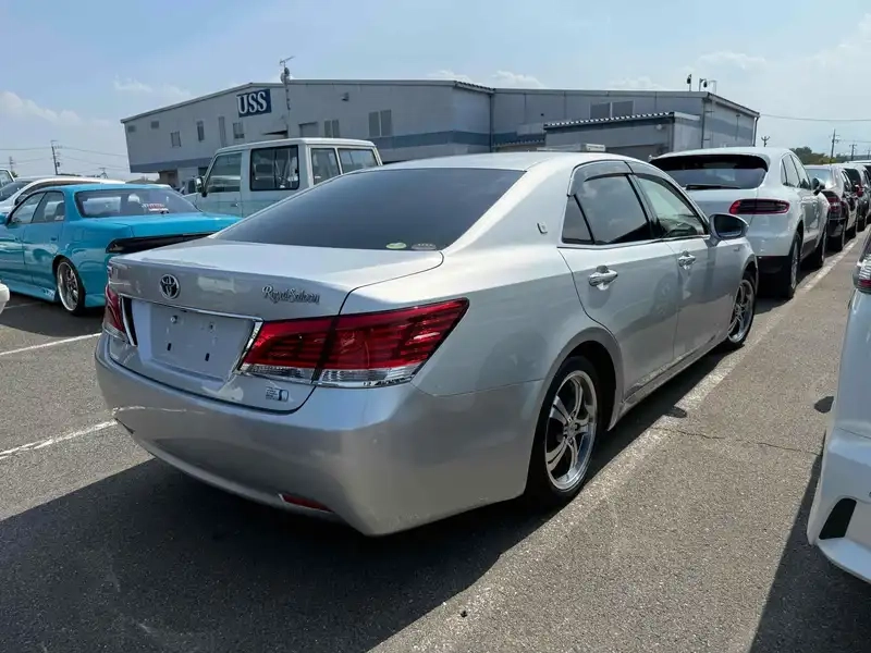 TOYOTA CROWN HYBRID ROYAL SALOON Thumbnail 2