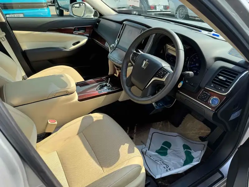 TOYOTA CROWN HYBRID ROYAL SALOON Thumbnail 3