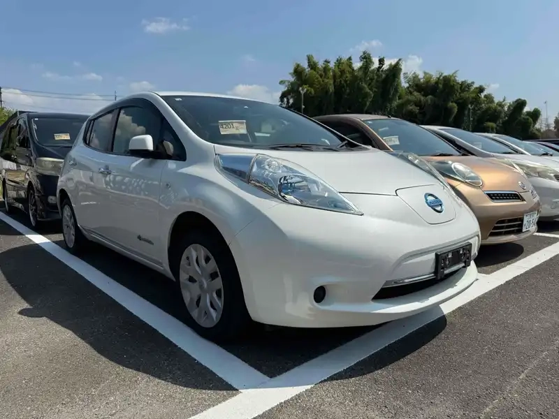 NISSAN LEAF  Thumbnail 1
