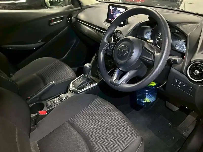 MAZDA DEMIO 13S Thumbnail 9
