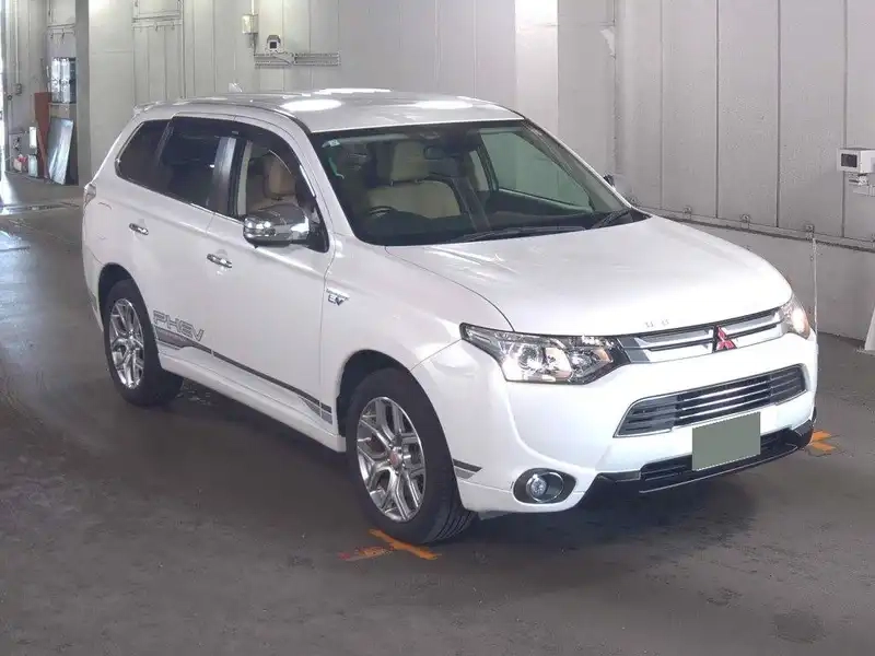 MITSUBISHI OUTLANDER PHEV 4WD G NAVI PACKAGE Thumbnail 3