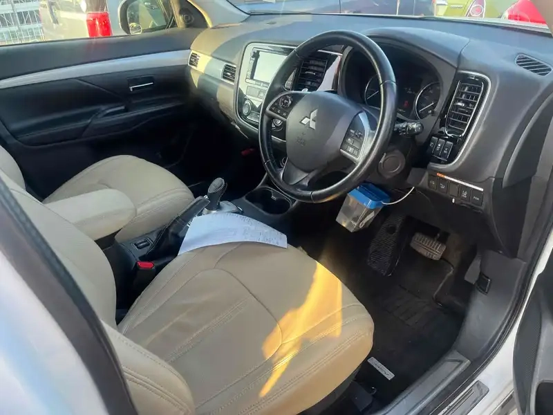 MITSUBISHI OUTLANDER PHEV 4WD G NAVI PACKAGE Thumbnail 5