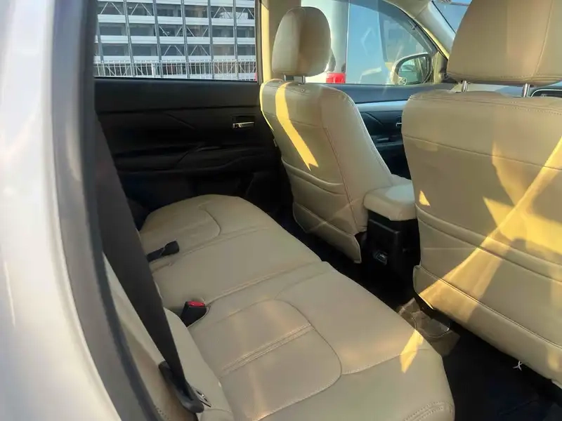 MITSUBISHI OUTLANDER PHEV 4WD G NAVI PACKAGE Thumbnail 6