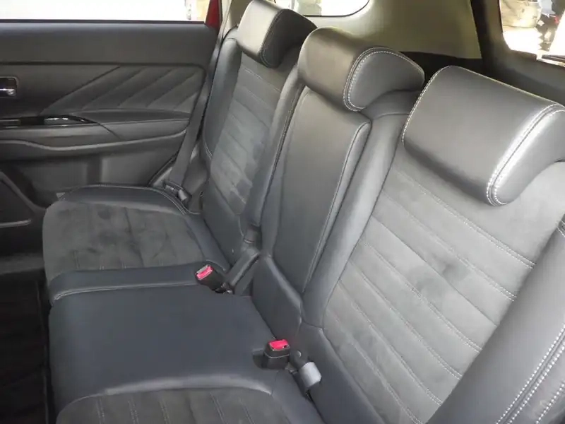 MITSUBISHI OUTLANDER PHEV 4WD G Thumbnail 8