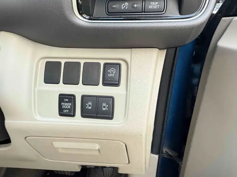 NISSAN SERENA X V SMART 2 4WD Thumbnail 10