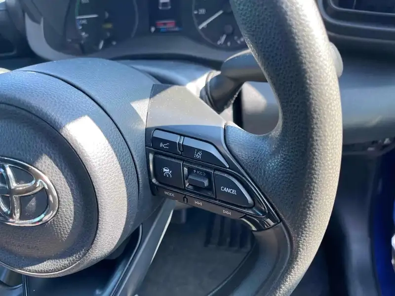 TOYOTA YARIS HYBRID X Thumbnail 12