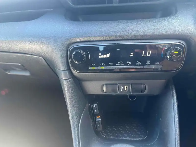 TOYOTA YARIS HYBRID X Thumbnail 16