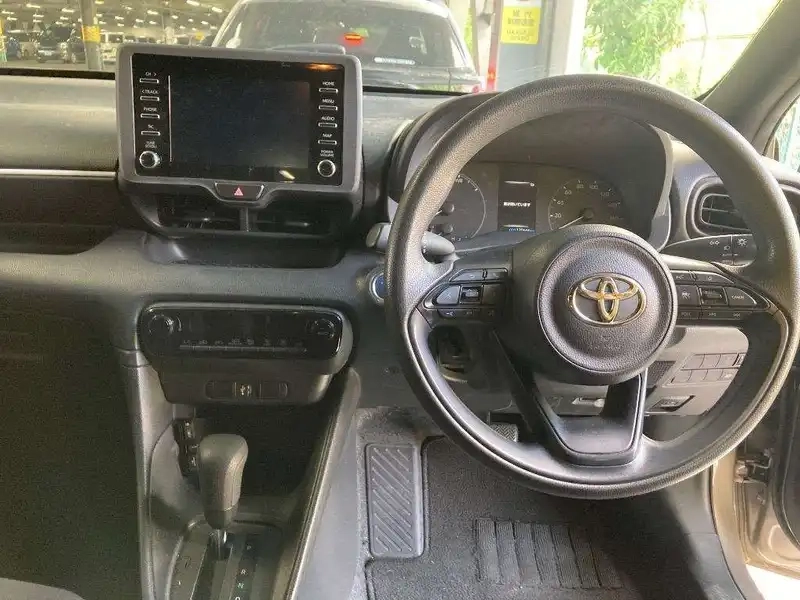 TOYOTA YARIS HYBRID X Thumbnail 6