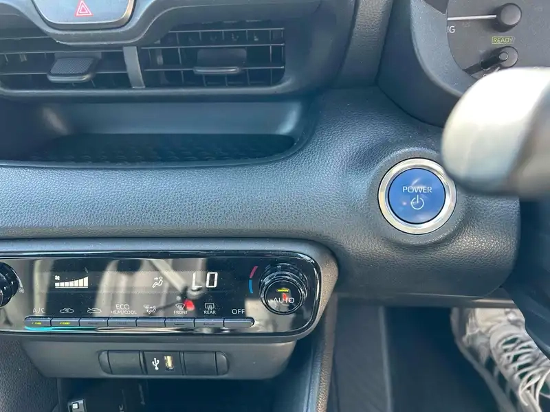 TOYOTA YARIS HYBRID X Thumbnail 14