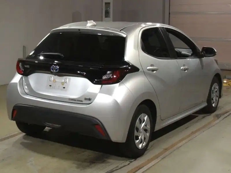 TOYOTA YARIS HYBRID X Thumbnail 2