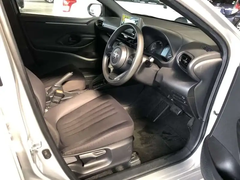 TOYOTA YARIS HYBRID X Thumbnail 3