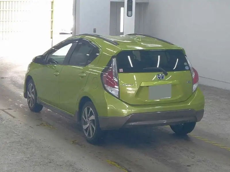 TOYOTA AQUA X-URBAN Thumbnail 4