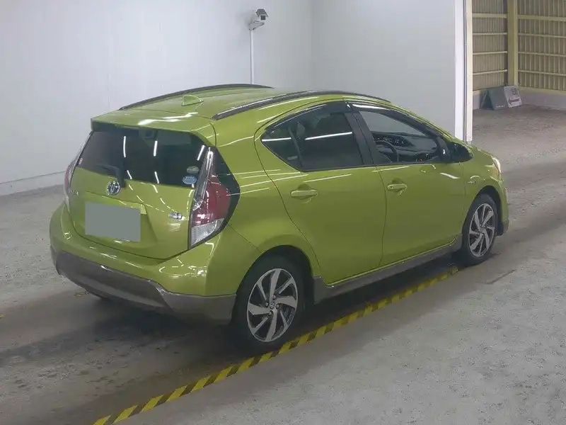 TOYOTA AQUA X-URBAN Thumbnail 7