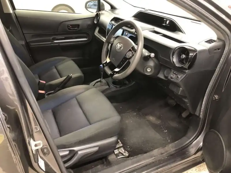 TOYOTA AQUA S Thumbnail 3