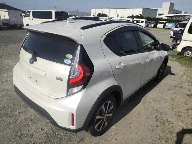 TOYOTA AQUA CROSSOVER Thumbnail 2