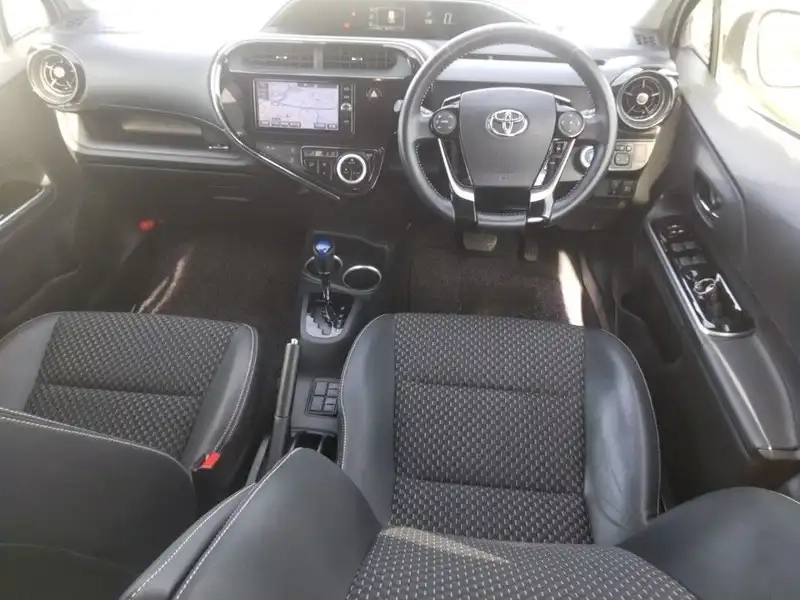 TOYOTA AQUA CROSSOVER Thumbnail 3