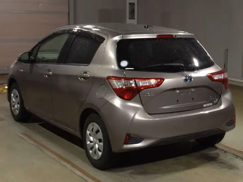 TOYOTA VITZ HYBRID F Thumbnail 7