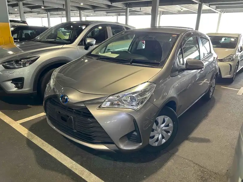 TOYOTA VITZ HYBRID F Thumbnail 9