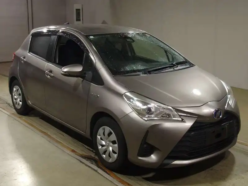 TOYOTA VITZ HYBRID F Thumbnail 4