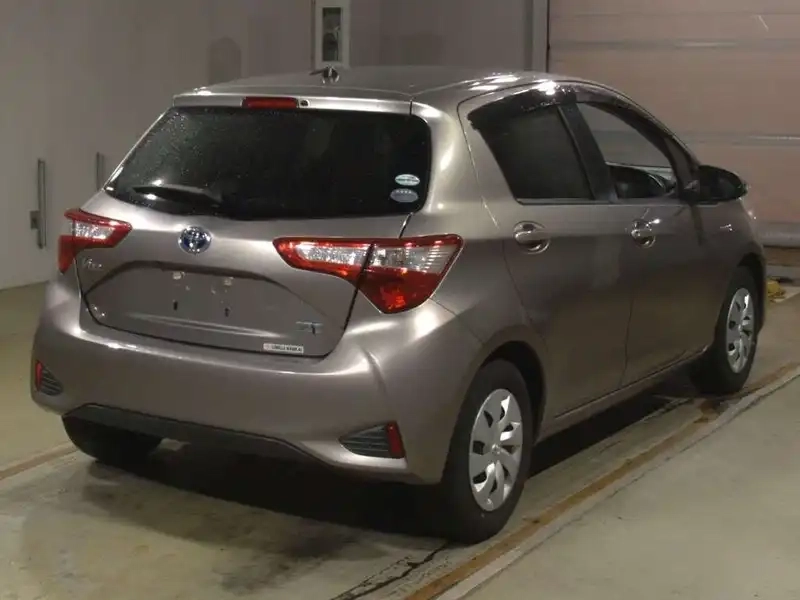 TOYOTA VITZ HYBRID F Thumbnail 2