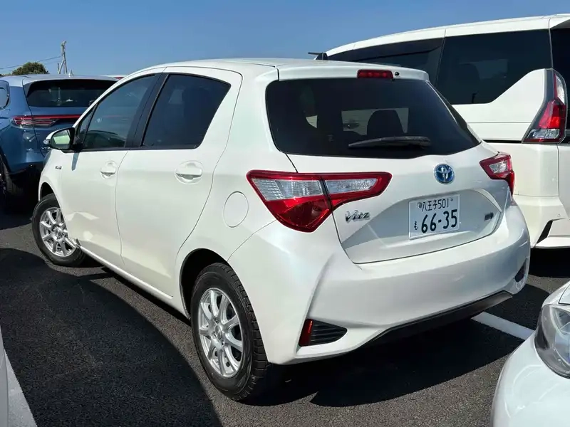 TOYOTA VITZ HYBRID F Thumbnail 2
