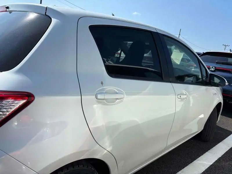 TOYOTA VITZ HYBRID F Thumbnail 6
