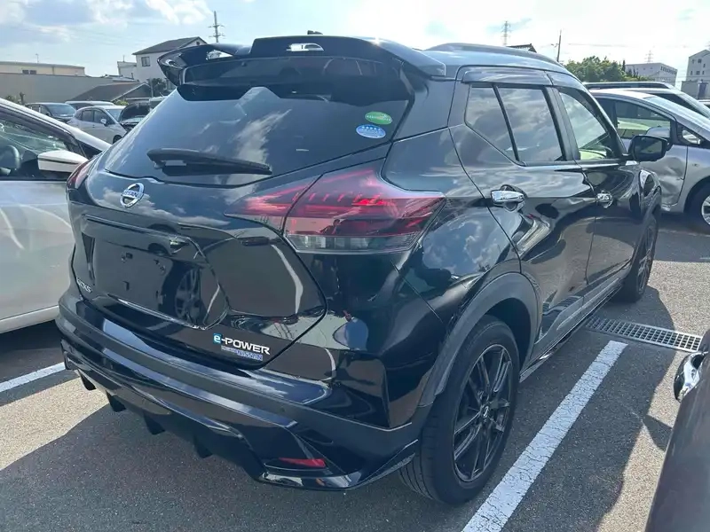 NISSAN KICKS X Thumbnail 2