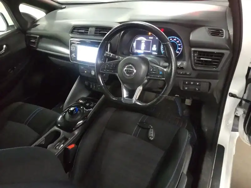 NISSAN LEAF X 10 THOUSAND UNITS MEMORIAL C Thumbnail 3