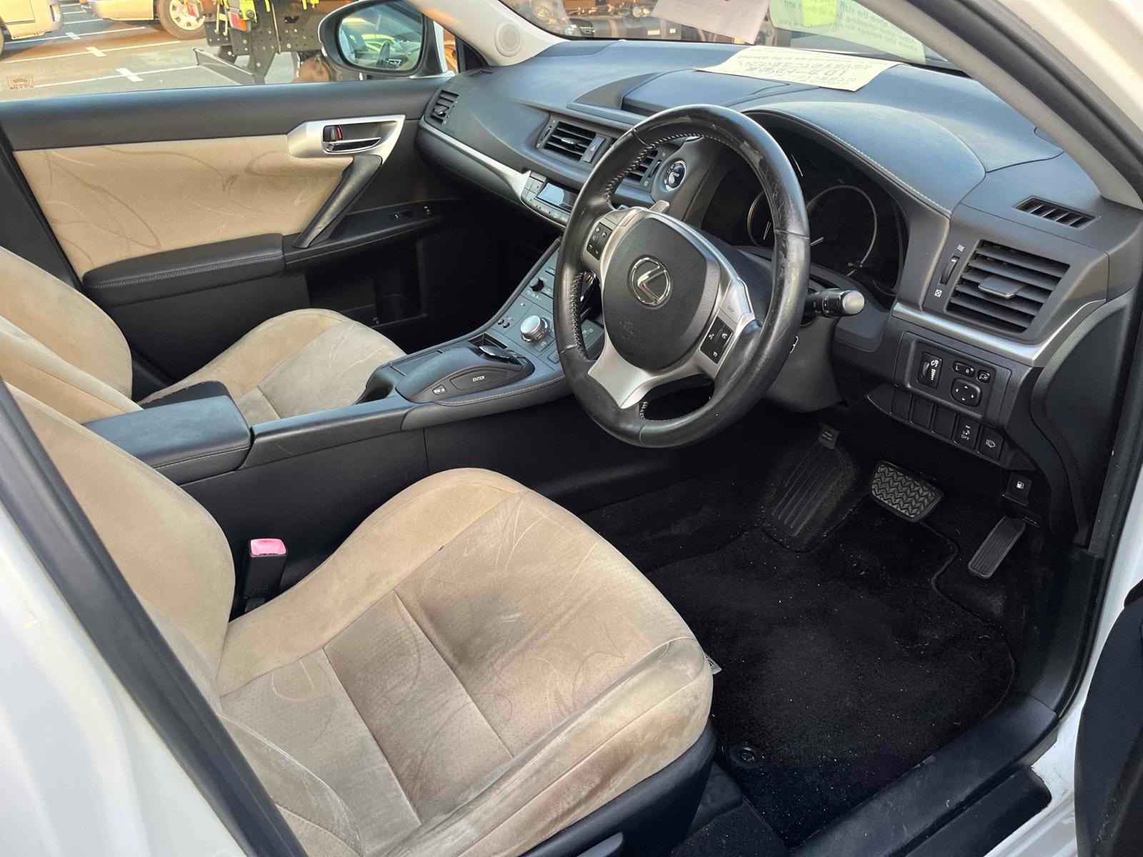 LEXUS CT CT200H VERSION C Image 9