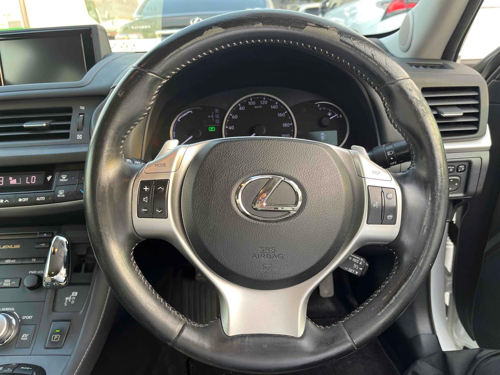 LEXUS CT CT200H VERSION C Image 12