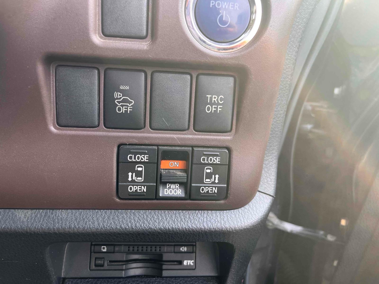 TOYOTA ESQUIRE HYBRID GI Image 15