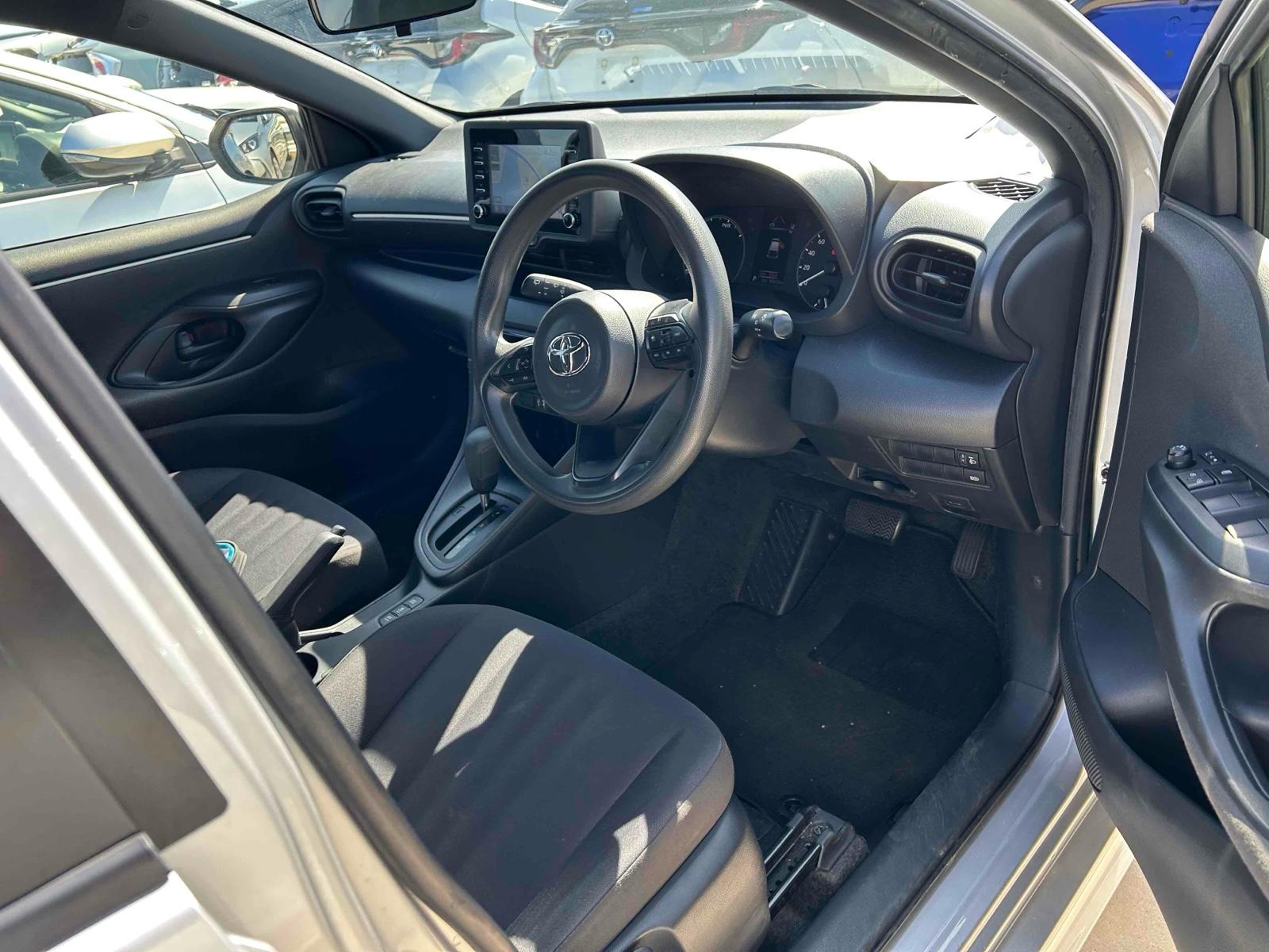 TOYOTA YARIS HYBRID X Image 11