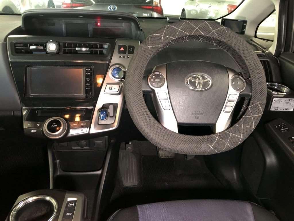 TOYOTA PRIUS ALPHA S TOURINGSELECTION Image 9