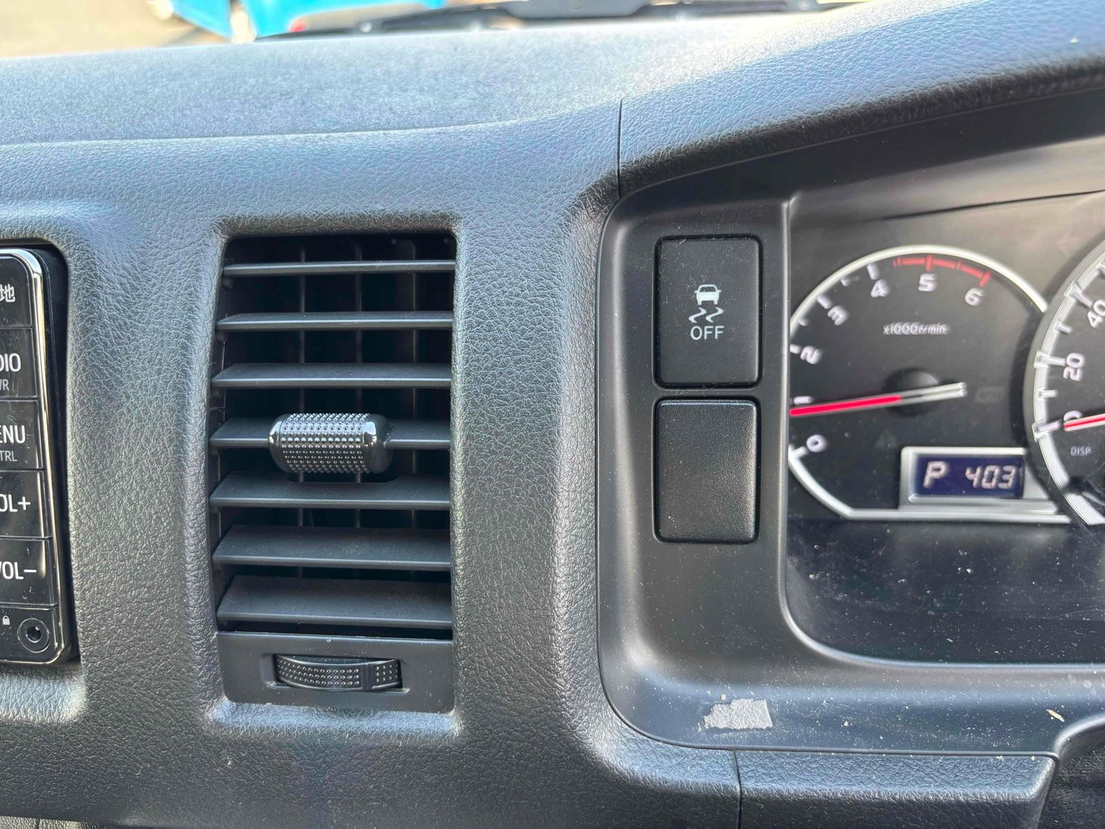 TOYOTA HIACE VAN DX GL PACKAGE 4WD Image 4