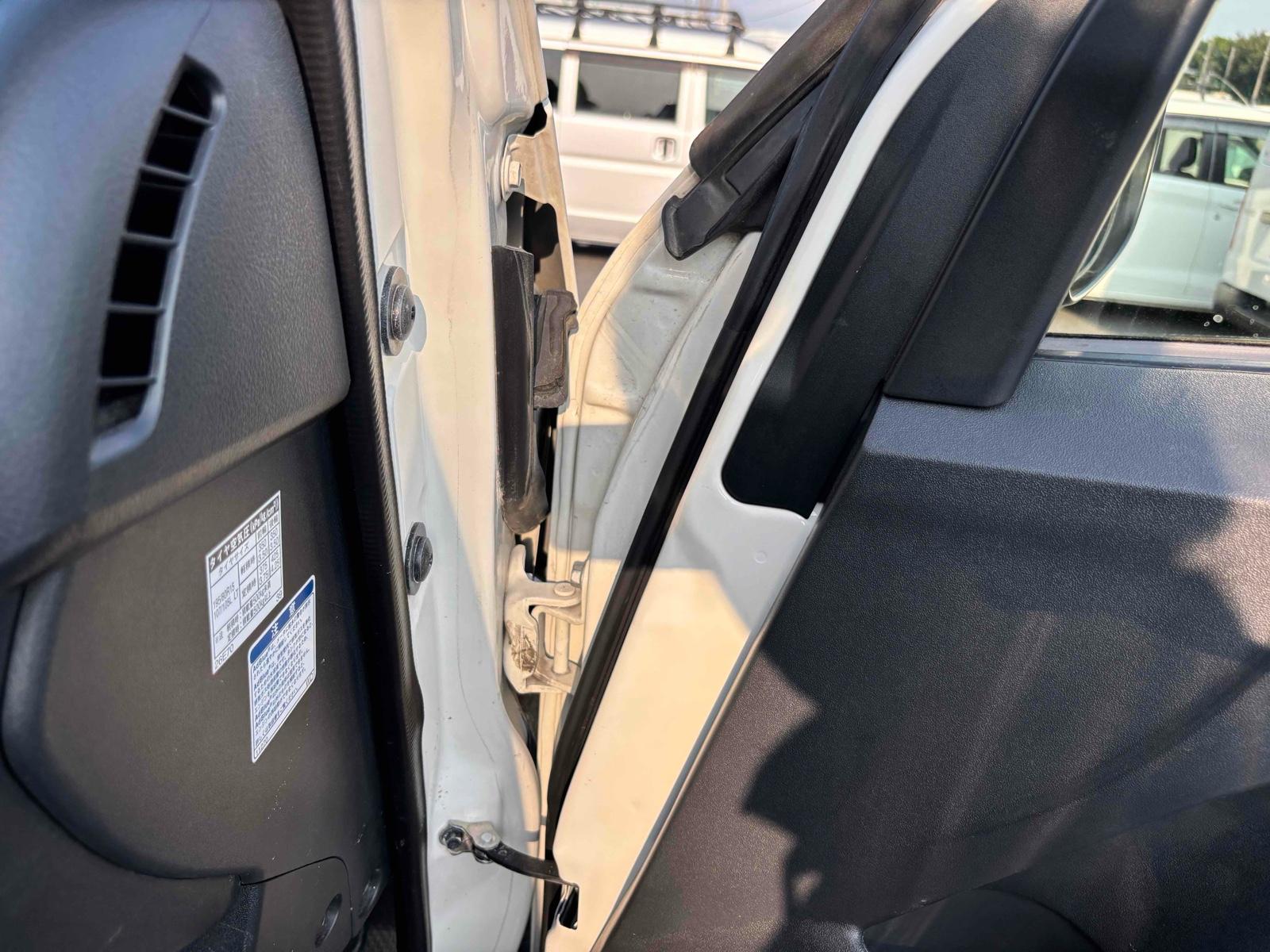 TOYOTA HIACE VAN DX GL PACKAGE 4WD Image 13