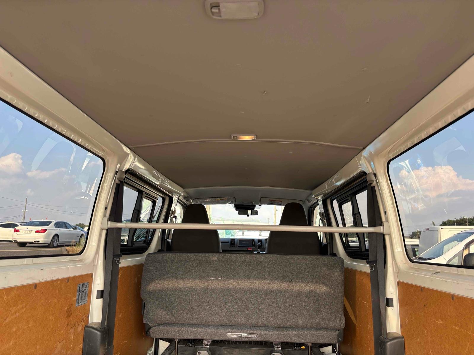 TOYOTA HIACE VAN DX GL PACKAGE 4WD Image 8