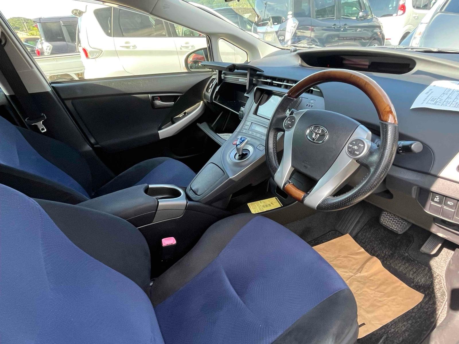 TOYOTA PRIUS S TOURING SELECTION Image 6