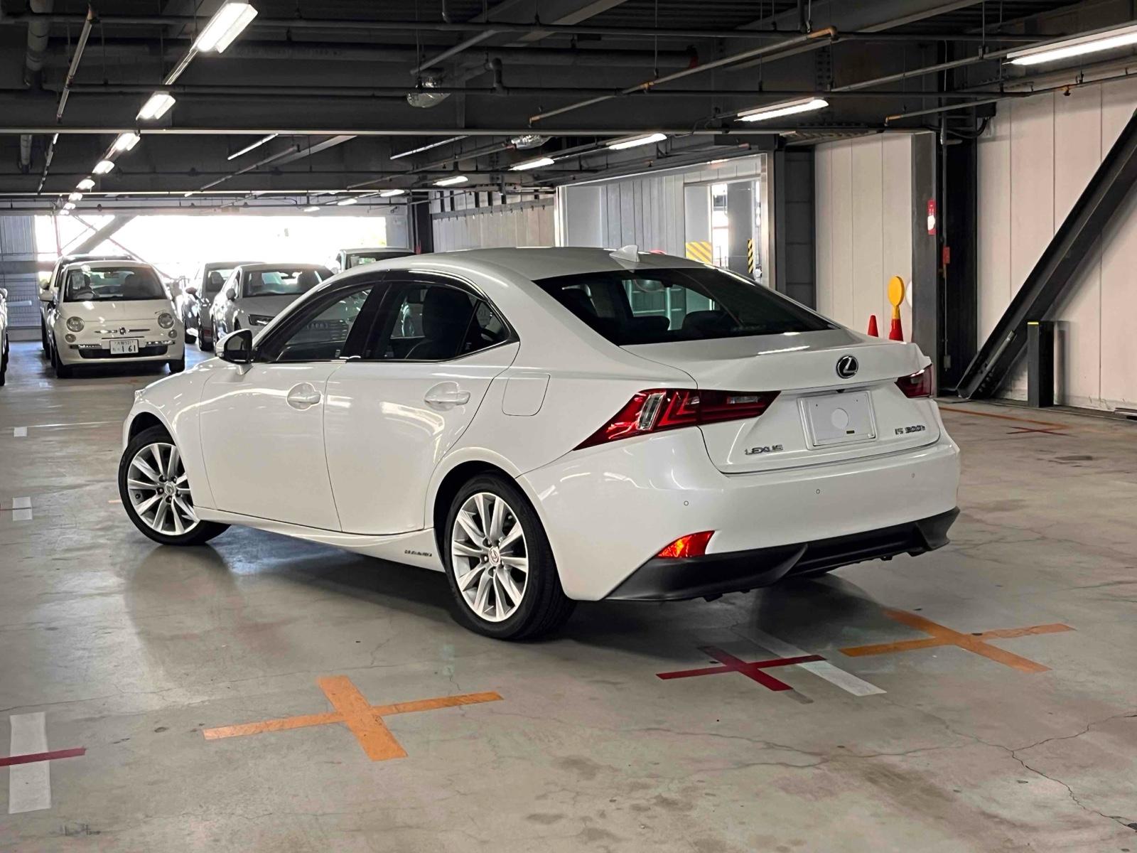 LEXUS IS IS300H Image 2