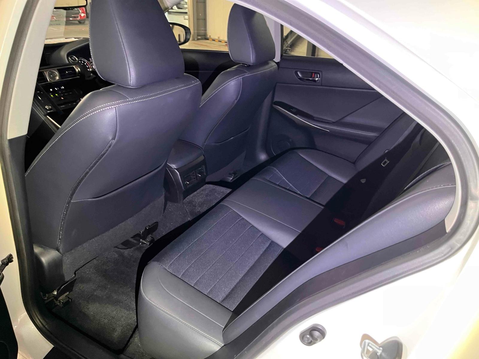LEXUS IS IS300H Image 18