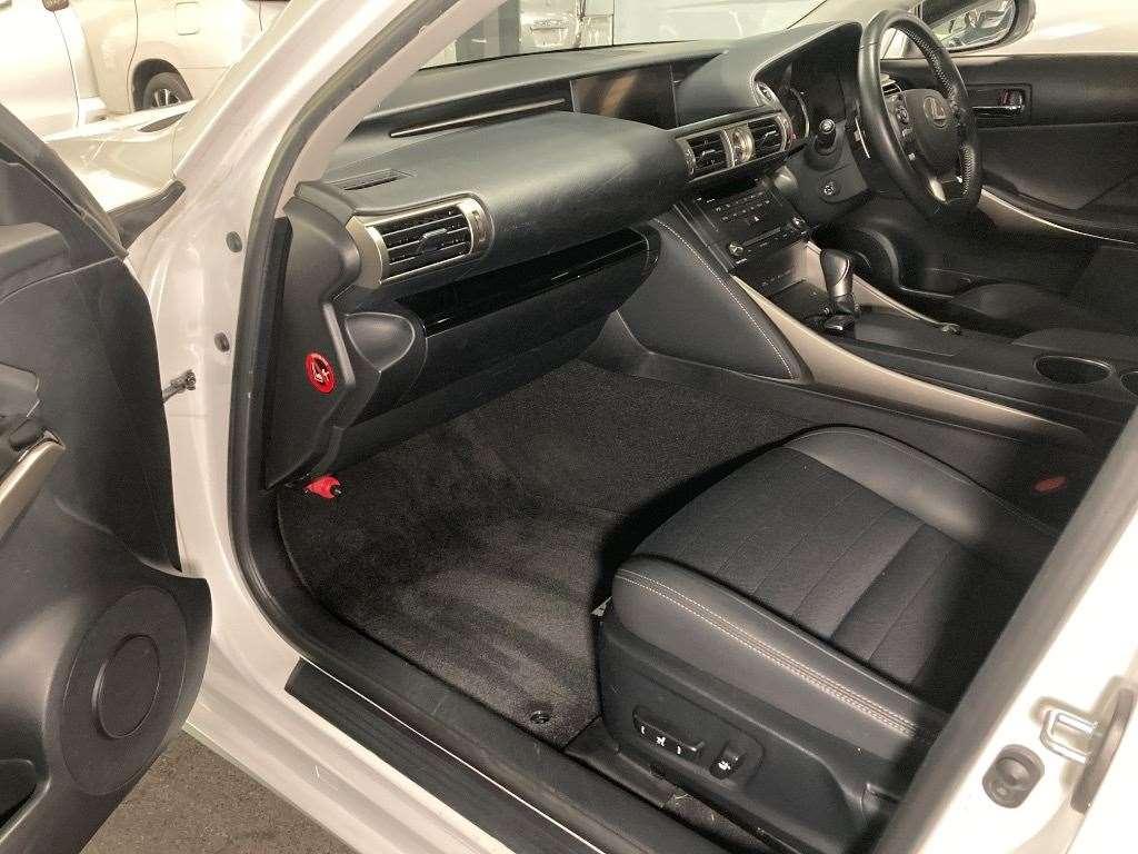 LEXUS IS IS300H Image 8