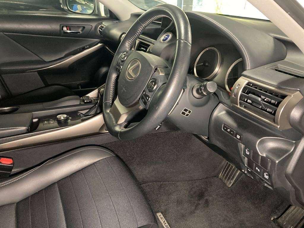 LEXUS IS IS300H Image 5