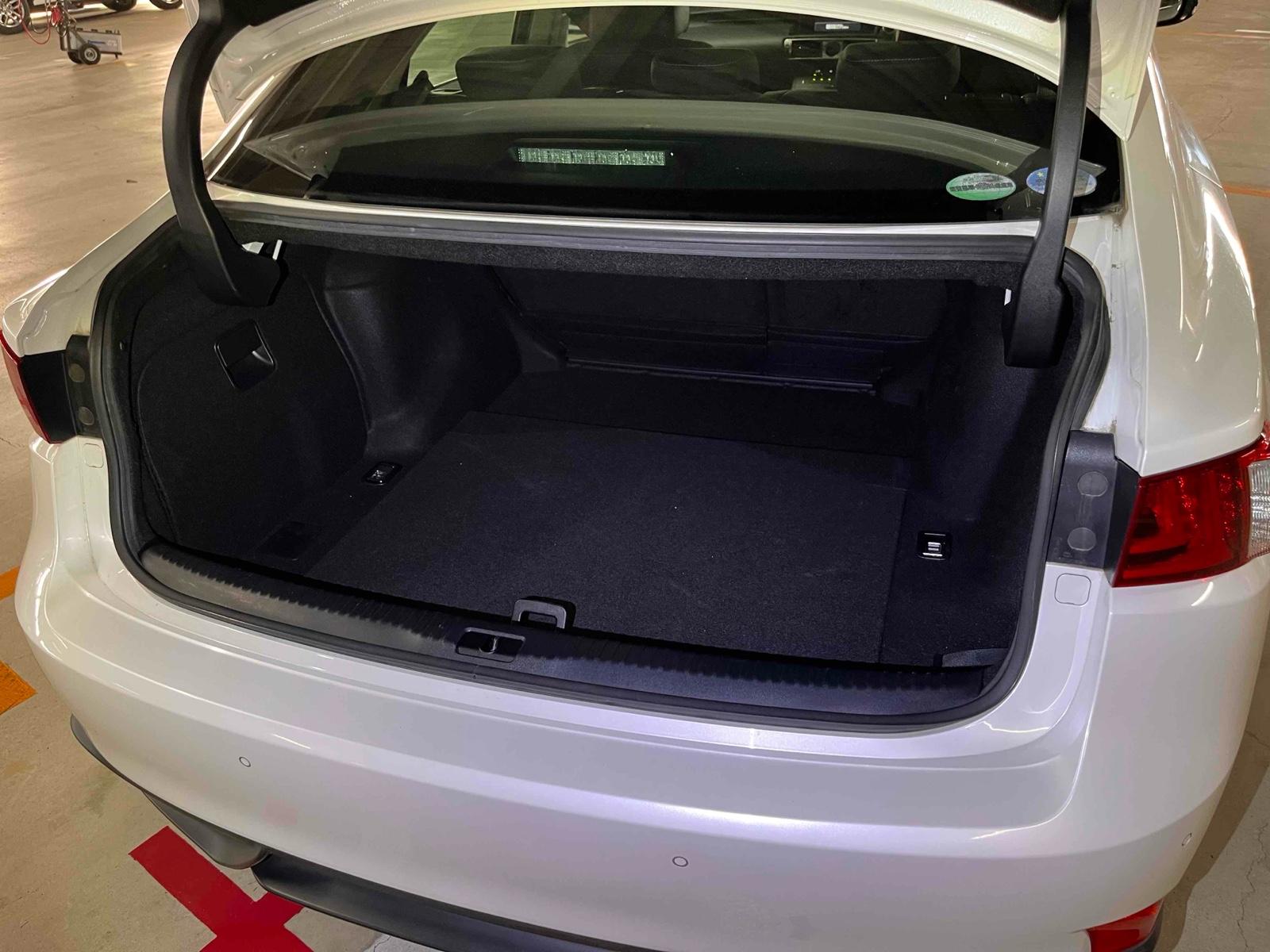 LEXUS IS IS300H Image 19