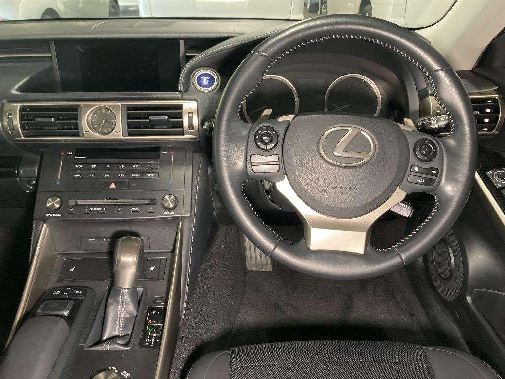 LEXUS IS IS300H Image 7