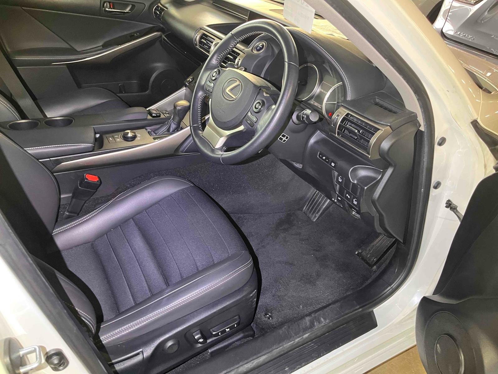 LEXUS IS IS300H Image 11