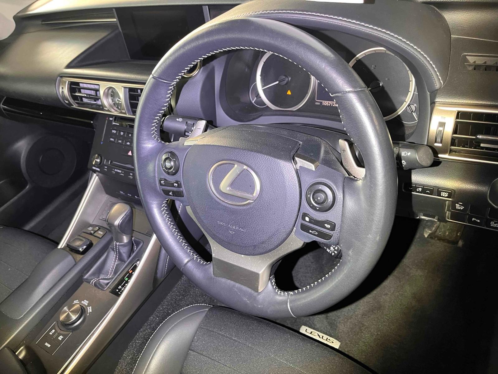 LEXUS IS IS300H Image 12